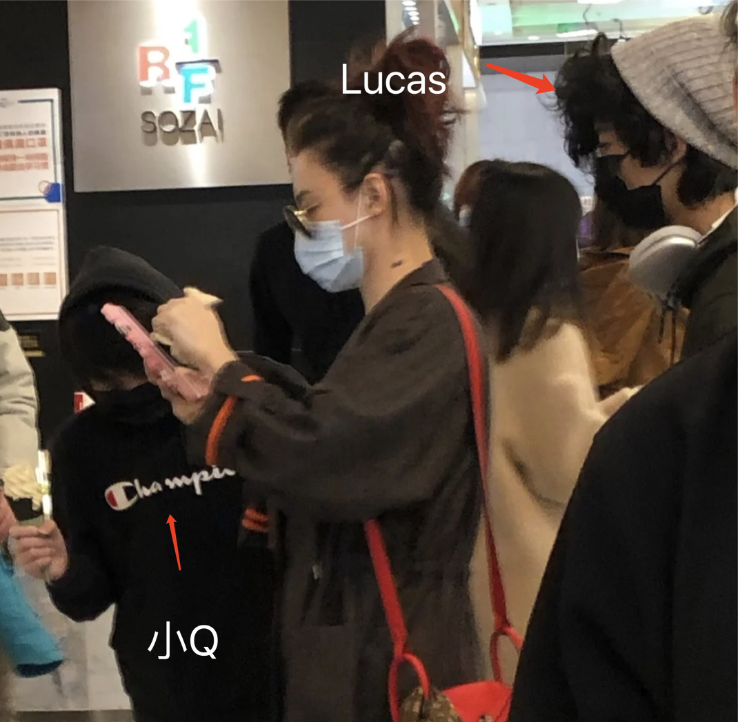 張柏芝帶兩個兒子逛街被偶遇，兄弟倆乖巧隨行，身邊還有保鏢護駕