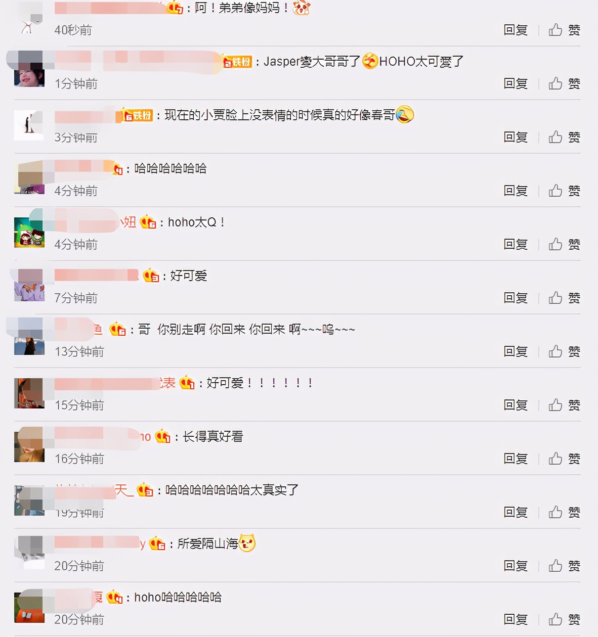 應采兒倆兒子穿兄弟裝同框，小小春與弟弟隔玻璃上演“塑料兄弟”