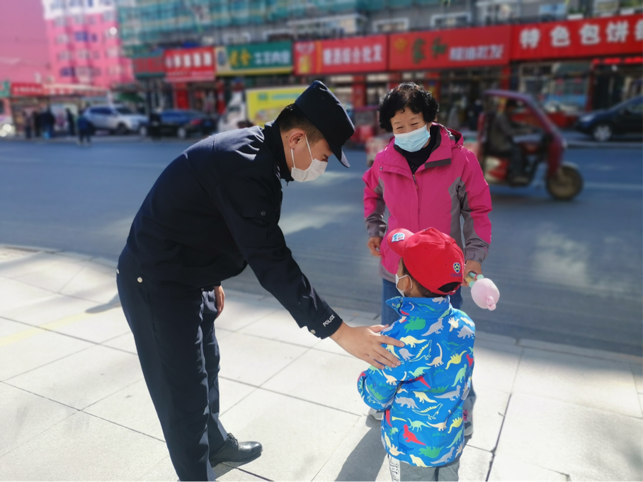 【战疫日记】阿城三岁萌娃向执勤的警察叔叔敬礼，”长大后我也要成为你！”