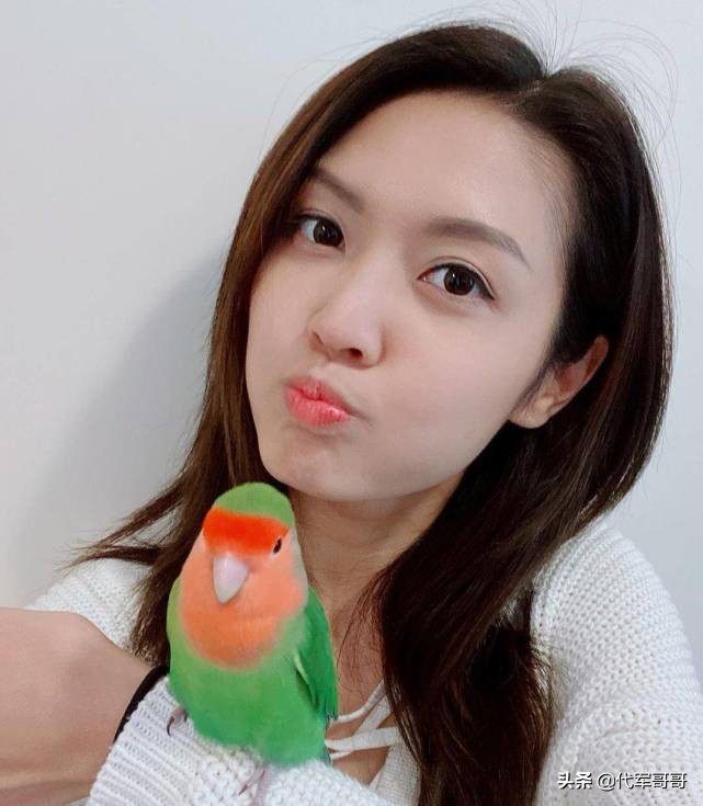 她曾是港姐冠军，隐婚嫁给沐浴露大王，如今3