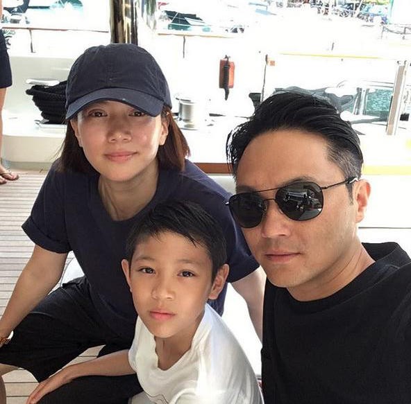 张智霖与儿子过父亲节，父子颜值超高腿长令人羡慕，坐一起像兄弟