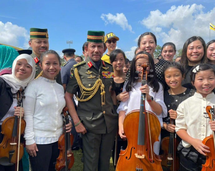 吳尊曬照女兒在汶萊國王面前演奏大提琴，年僅10歲身材好有氣質