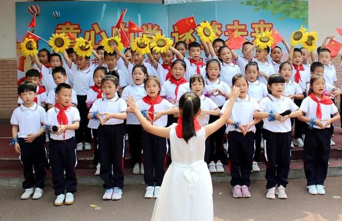 濟南市清河實驗小學(xué)怎么樣?新隊員入隊儀式(圖7) 濟南市清河實驗小學(xué)怎么樣?新隊員入隊儀式(圖7)