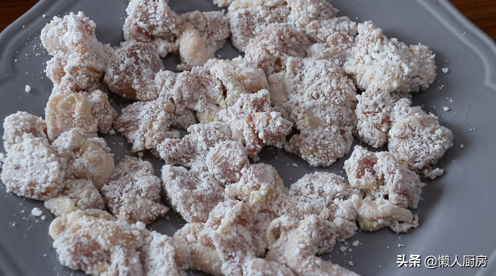 炸鸡裹面包糠不好吃，试试我这种做法，外酥里嫩，配九层塔吃着香