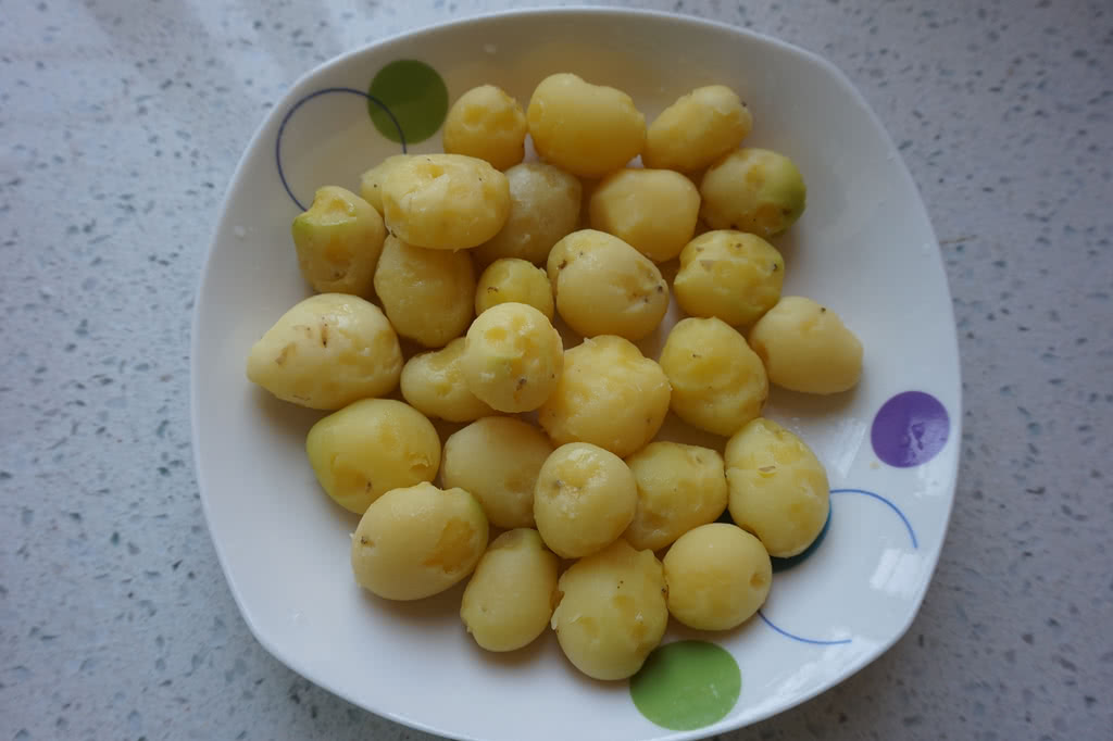 家常蒜香小土豆，香味浓郁，焦黄脆嫩，能当主食又能当菜
