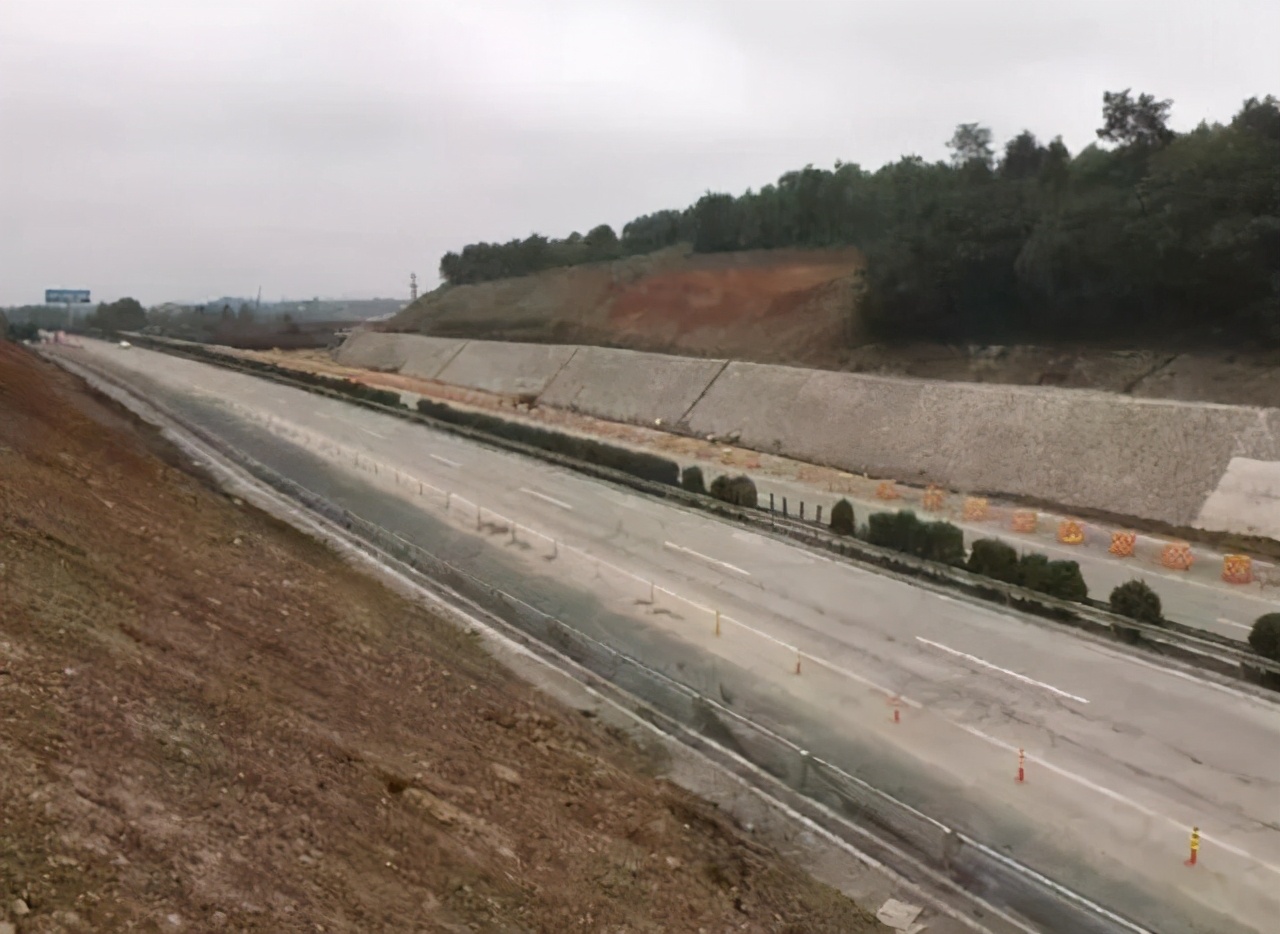 山西一条高速公路开始扩建，由四车道扩成八车道，就在晋城境内