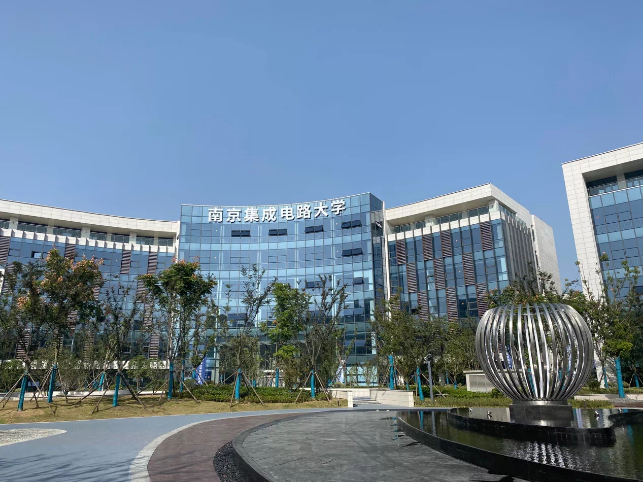 清華大學公佈決定，比爾蓋茨的話逐步應驗，華為還等得起嗎？