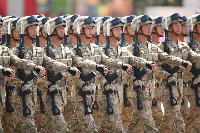 中国究竟有多强大，不服的美国军人走遍全中国，回国后彻底服气