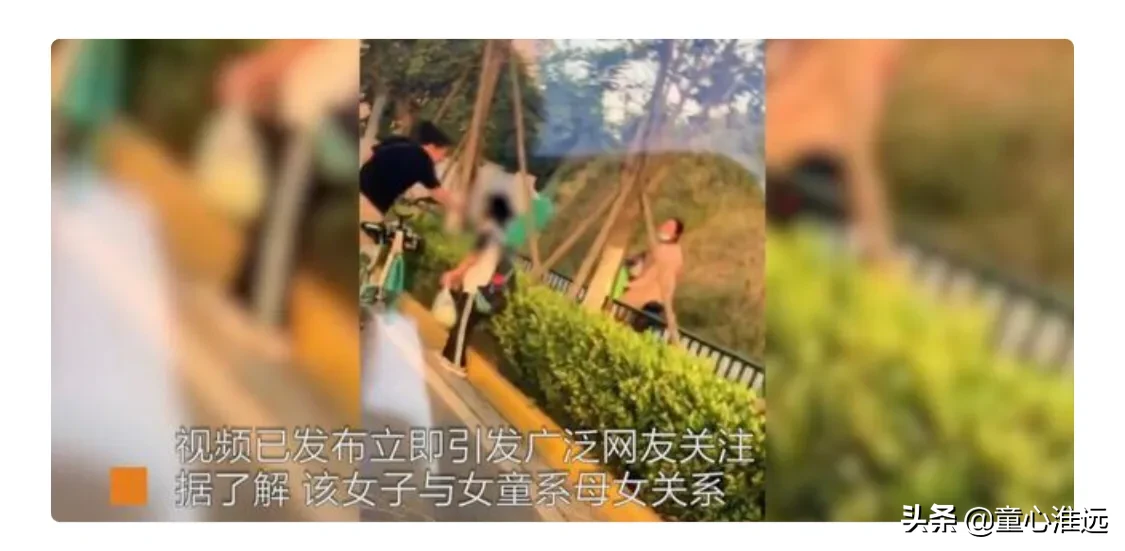 一女童因上课捣乱被连叫家长，母亲暴怒之下，当街连扇女儿耳光