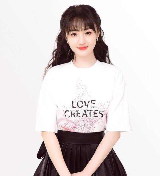 郑爽真适合微胖身材，多肉脸饱满甜美，少女装