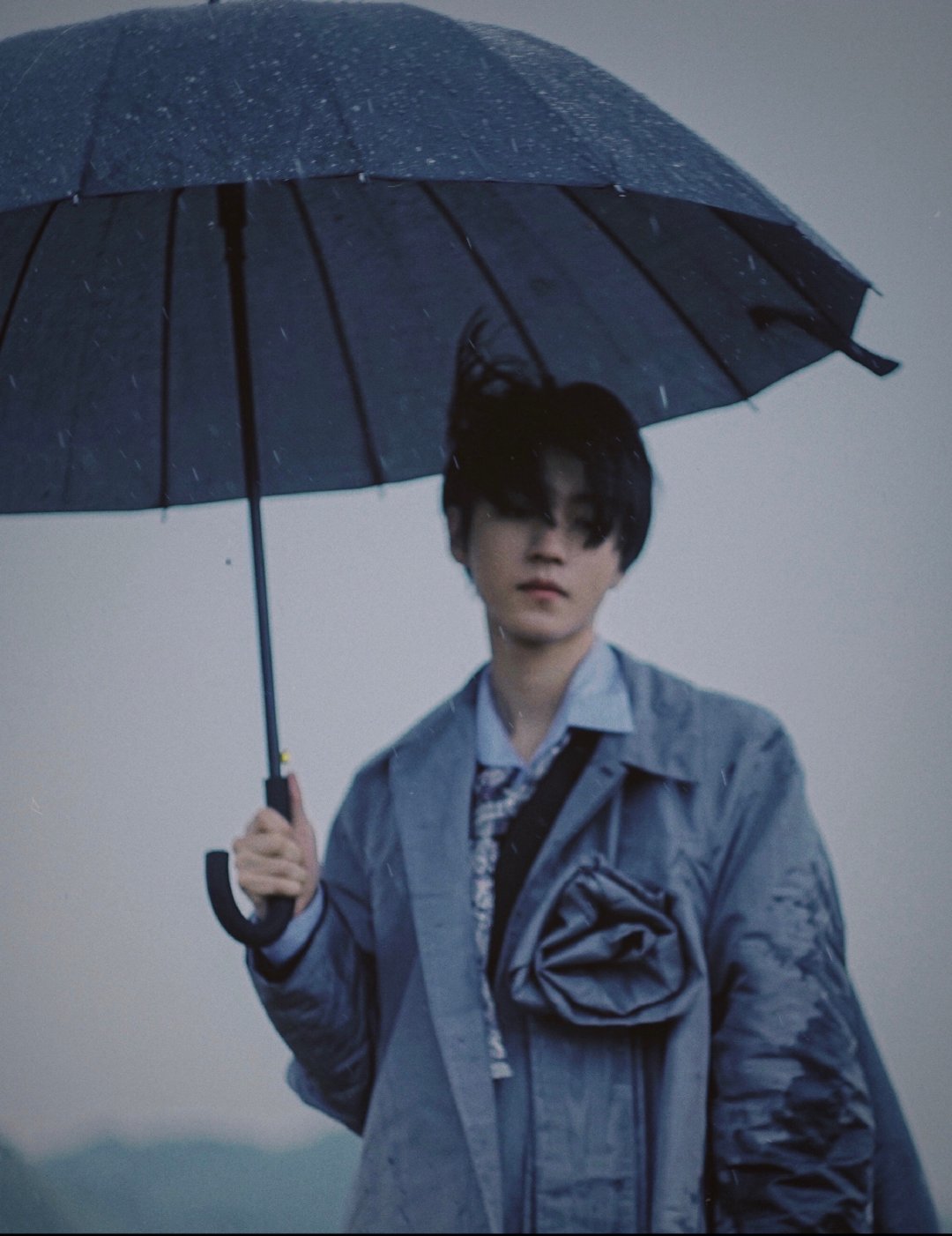 王俊凯雨中撑伞大片,高清照微雨中撑伞漫步,韩剧男主即视感