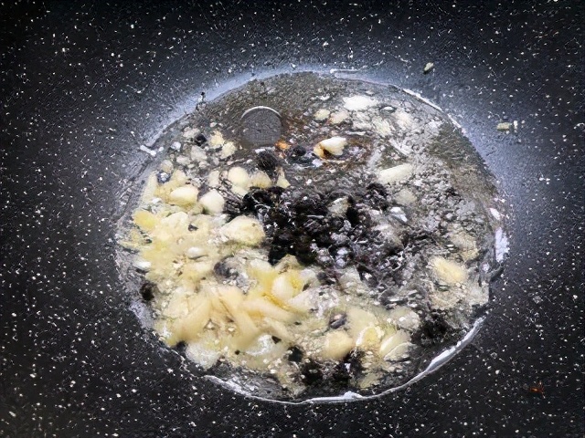 Many people make mistakes in the small farm pork, the chef teaches you the correct method, it is spicy and delicious.