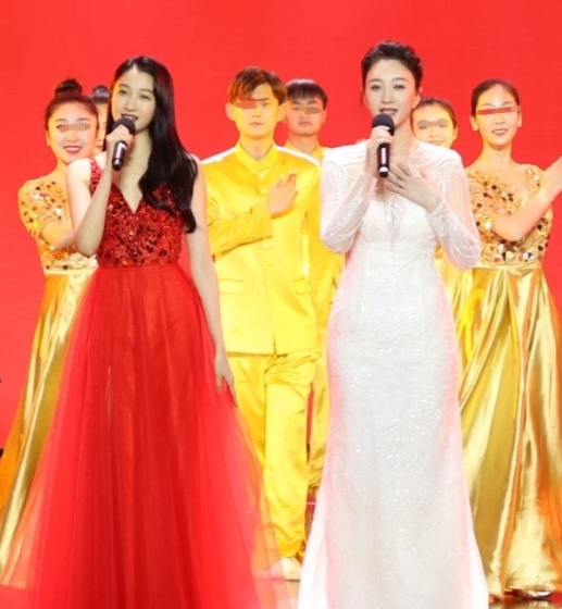 23岁关晓彤美貌不敌44岁李小冉？同框被艳压，网