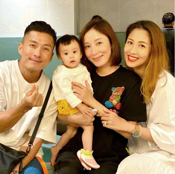 楊怡首次帶女兒出門見朋友，1歲小珍珠大眼超萌，很像爸爸羅仲謙