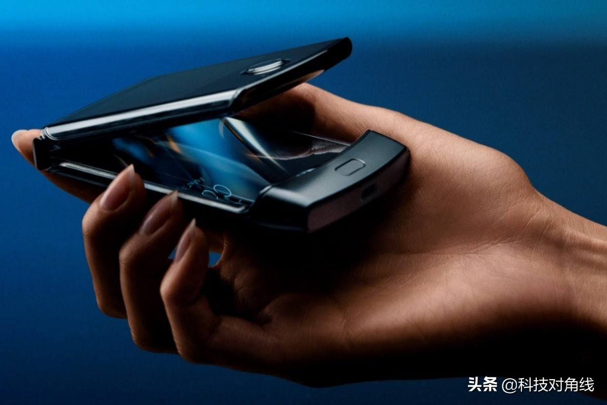 想到RAZR折叠手机官方宣布，中国第一款批量生产5G折叠屏