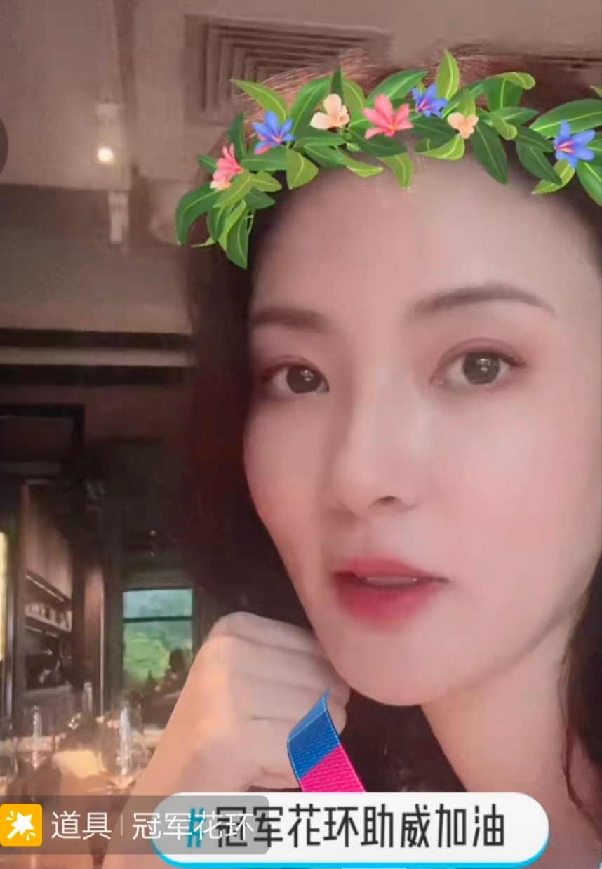 央视美女主持刘芳菲豪宅曝光，身后肖像画显眼，宝石摆件不一般