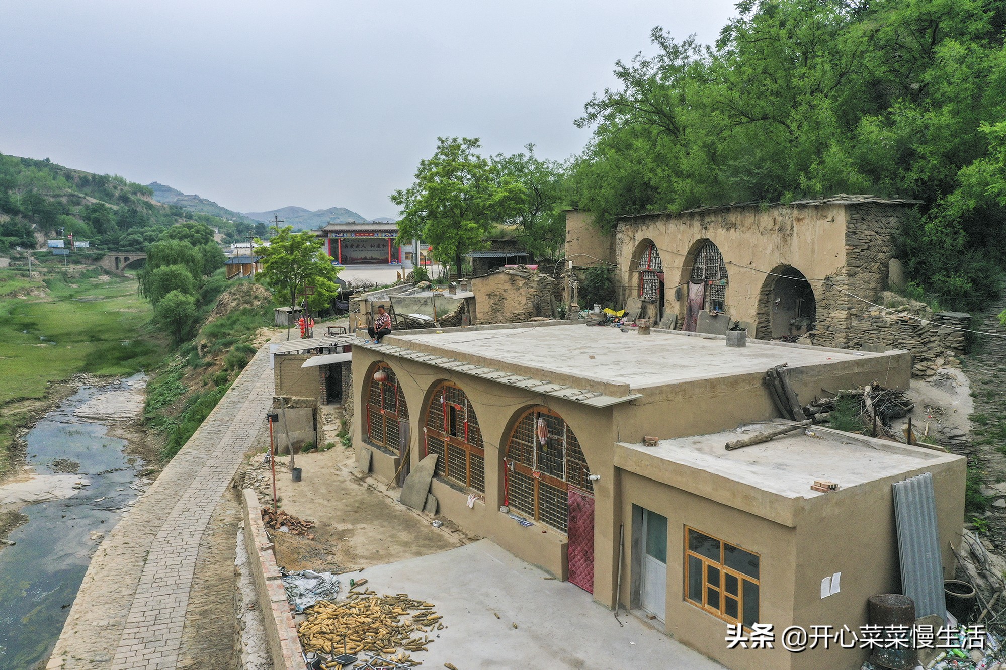 广东游客到陕北旅游，进到一个村子里，咦？怎么不是黄土高坡呢？