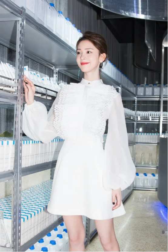 陈瑶的气质真是没谁了，一袭白色连衣裙甜美清纯，好有“初恋感”