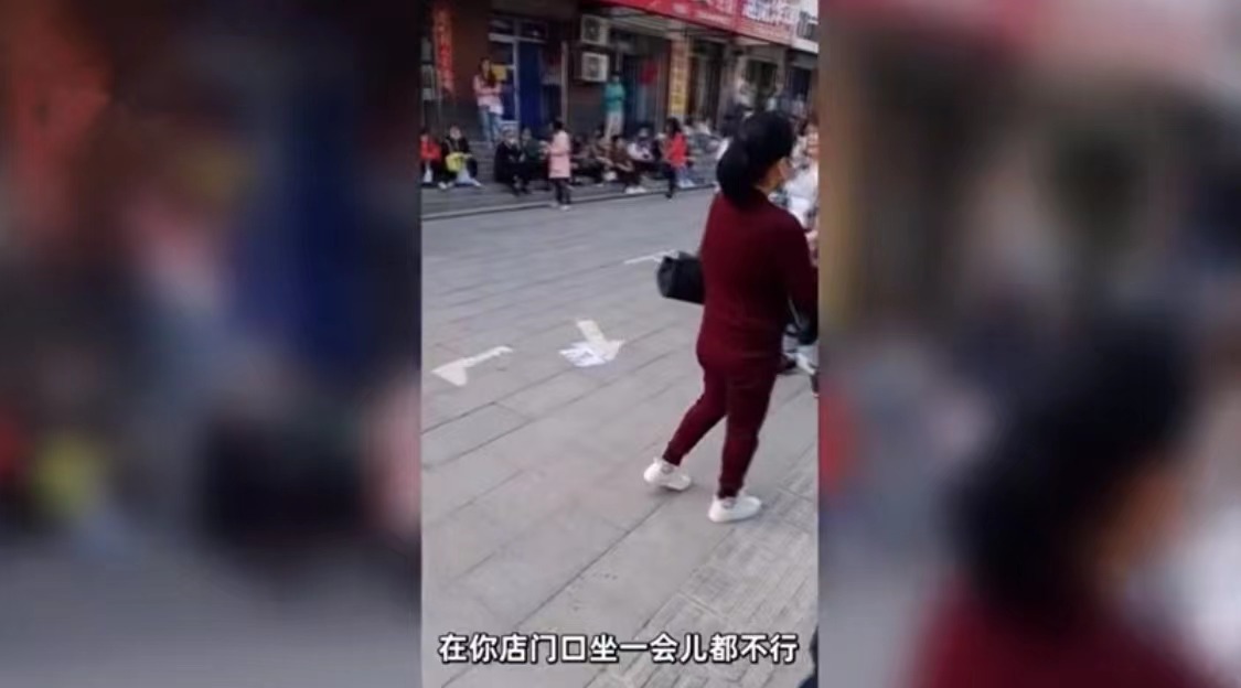 “他咋那么缺德呢？”高考学生看考场，校门口理发店台阶上晾头发：不让家长坐