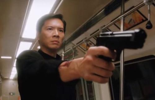 他是《赌神》中的龙五，曾娶李小龙女友，与妻