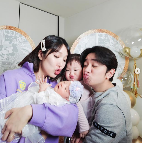 李亚男与大女儿同框比萌，生完二胎少女感依旧，天韵越长越漂亮
