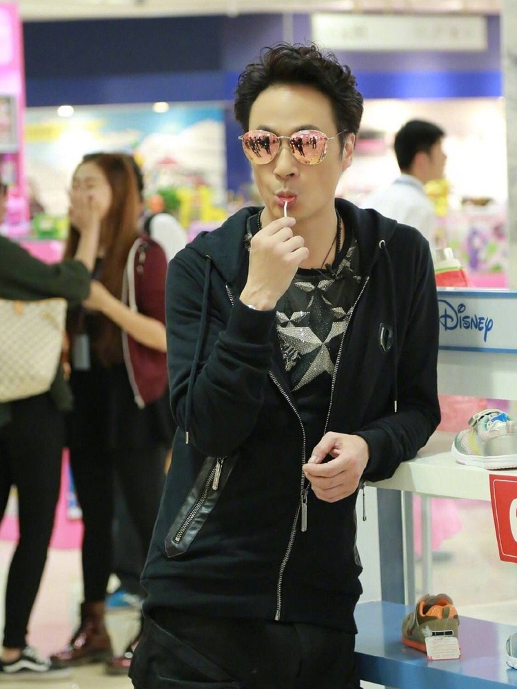 吴镇宇儿子颜值长在意料外，明显发胖伙食得多好？还好有身高撑着