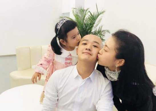 包贝尔5岁女儿摆地摊，又黑又胖性格活泼，妈妈包文婧做辅助