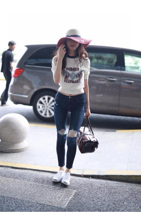 45岁林志玲婚后了不得，牛仔裤这么紧照样穿，简