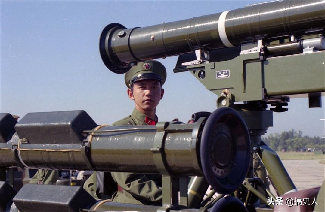 1984年国庆阅兵现场：告别一架飞机循环飞过天安门两次的年代！
