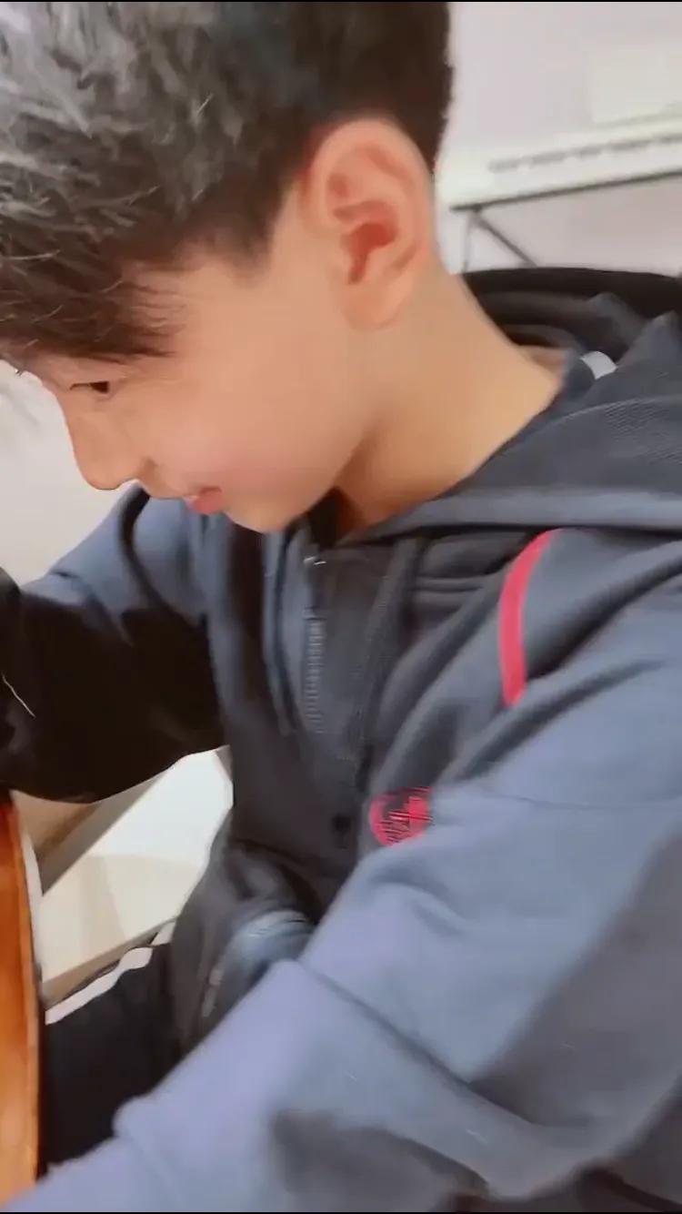 张柏芝晒二儿子视频，11岁小Q又变模样，奶萌帅气颜值不输小鲜肉