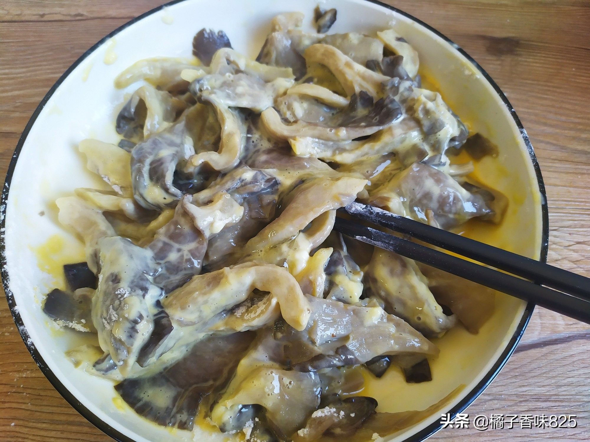 This mushroom is three or four yuan a catty, and every family can afford it. It is crispy on the outside and tender on the inside. You can cook this mushroom every three to five.