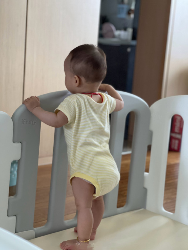 萌出血！林峯老婆晒女儿萌态，不满1岁小公主自己吃饭糊满全身