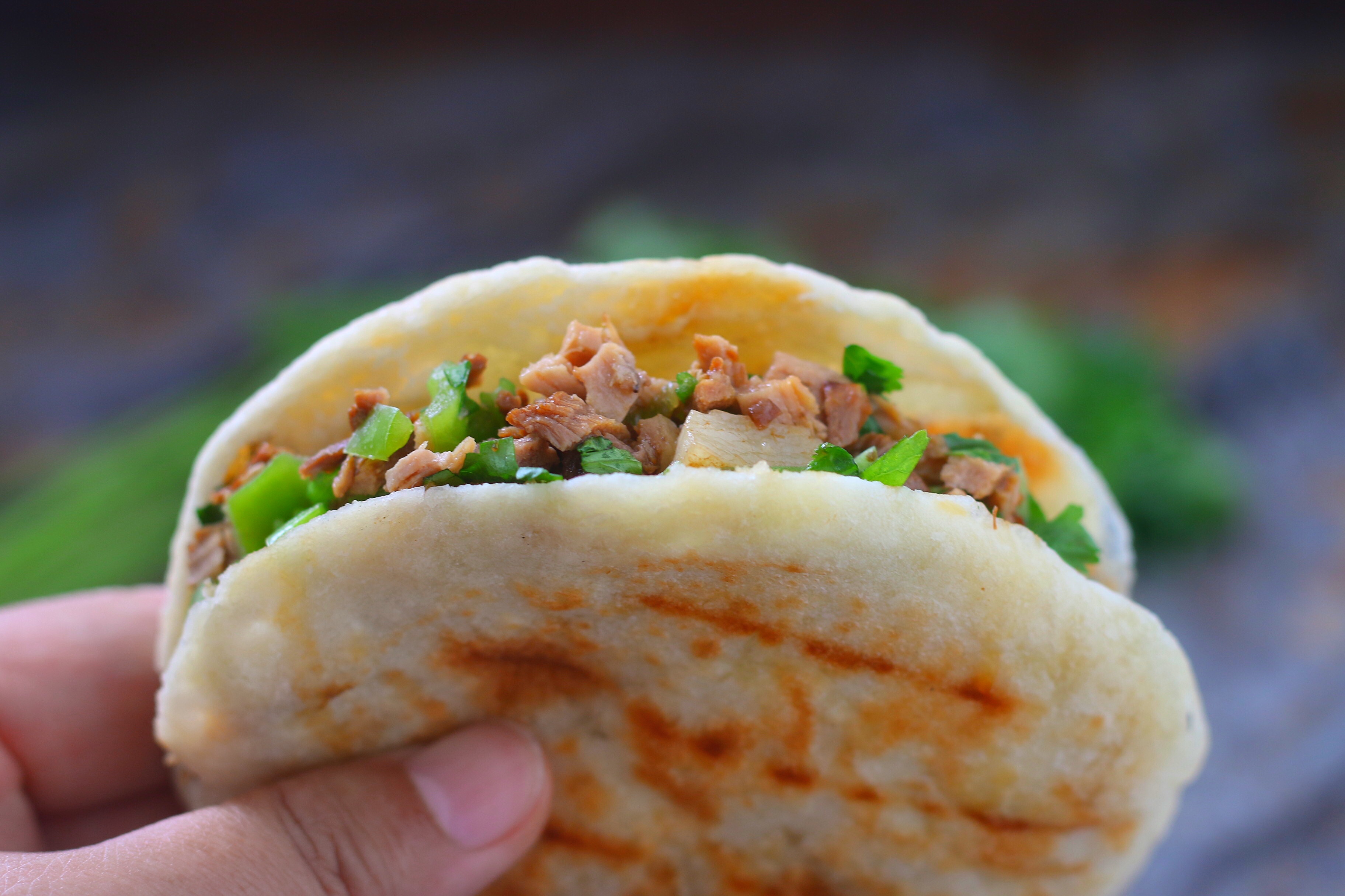 猪肉降到9块，烙几个火烧，卤1锅肉，剁碎一夹，太香了