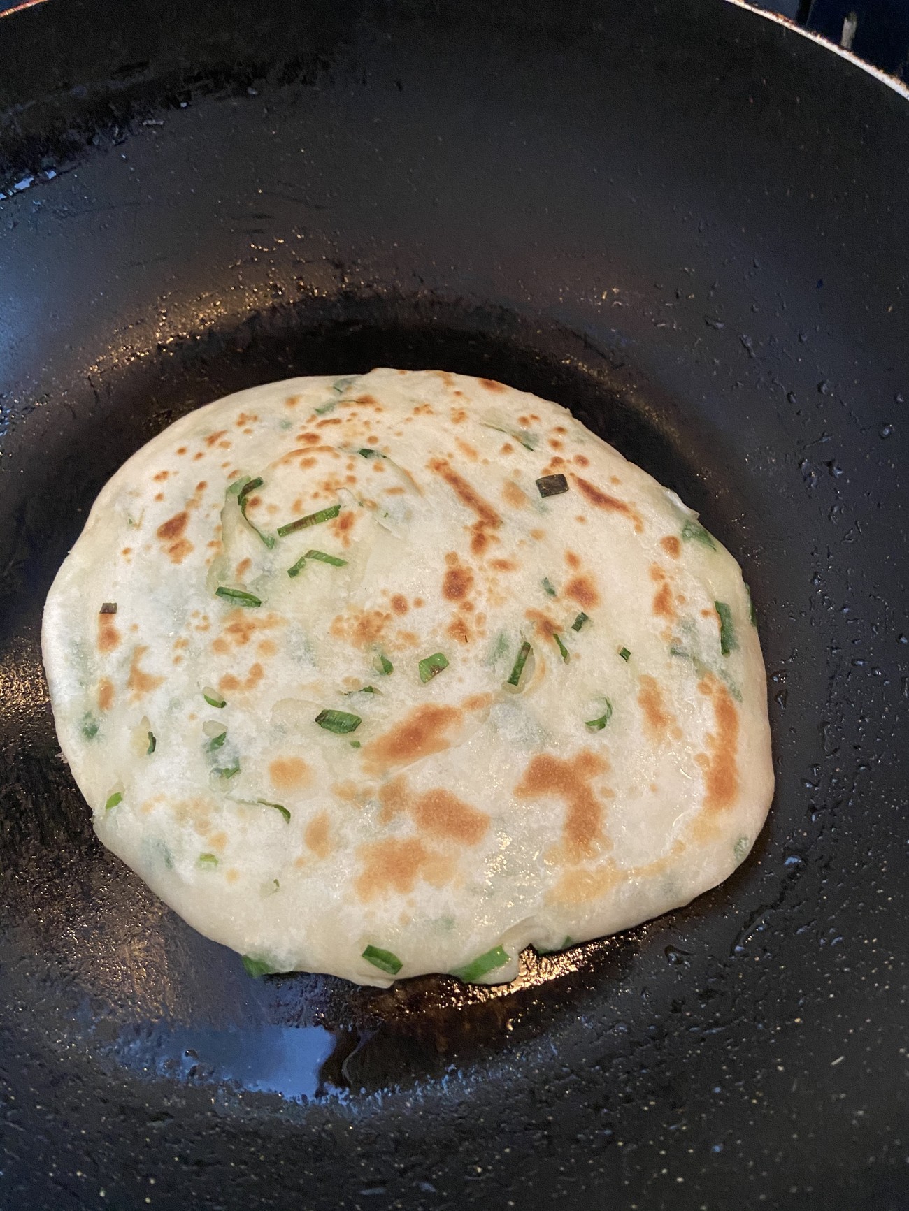 葱油饼怎么做才外酥里嫩？原来和面有技巧，做对了比手抓饼还好吃-第13张图片-农百科