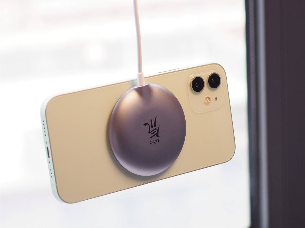 iPhone 12配件努比亚磁吸快充上手体验：好用不发热，带壳不脱落