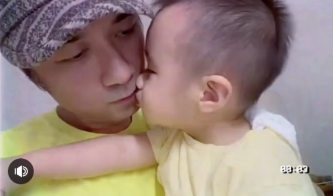 古巨基晒与儿子亲吻合集，庆祝49岁生日，化身超级奶爸太粘人