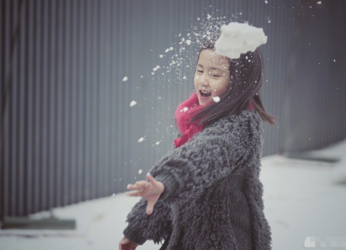 孫莉曬與兒女玩雪照，7歲多妹氣質出眾，網友卻分不清媽媽和女兒