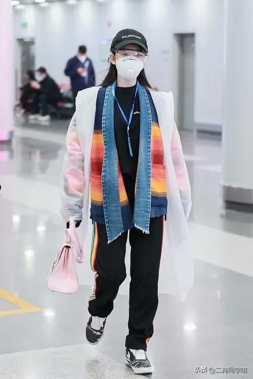 蒋梦婕是个实在女星，时髦的穿搭很接地气，地