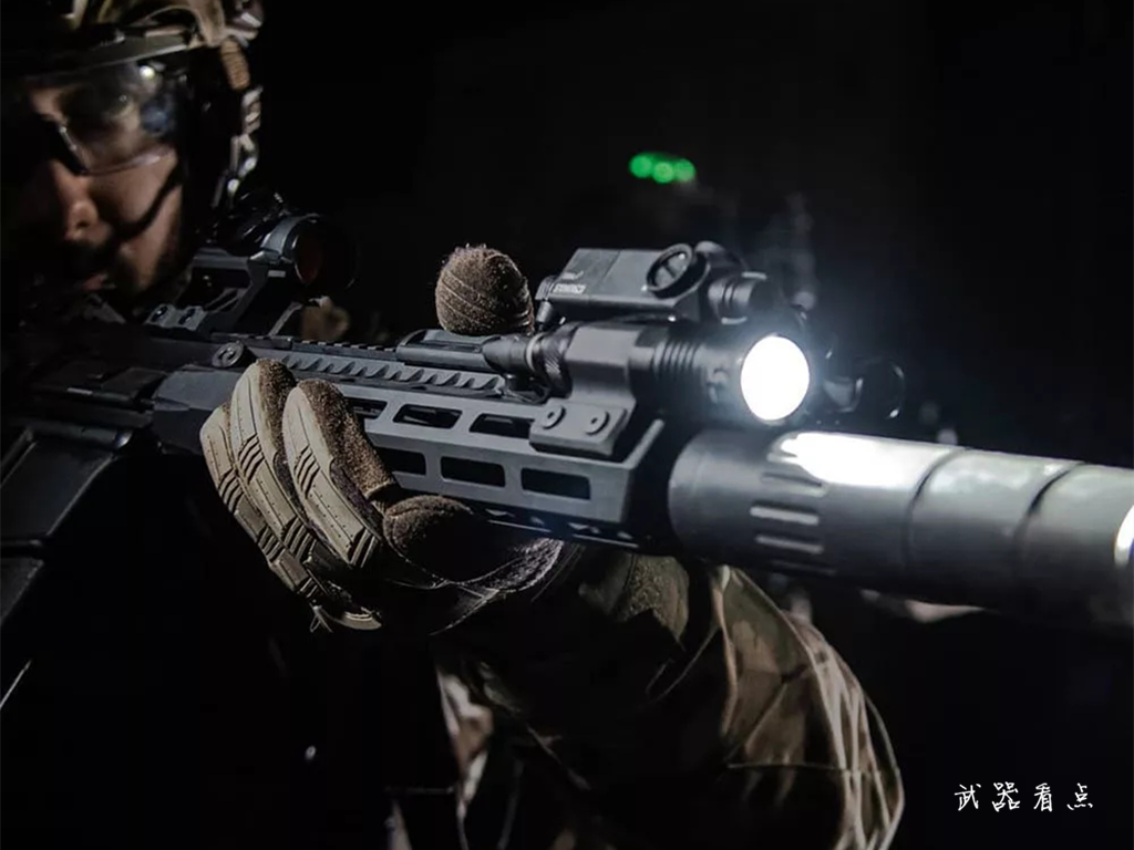 军事丨美国"神火"战术枪灯,轻量化通用灯体,成最佳解决方案