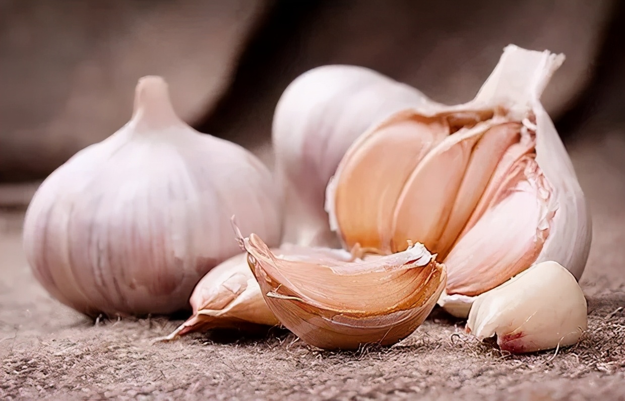 有高血壓的人，吃大蒜、洋蔥和芹菜，為啥生吃比熟吃好？