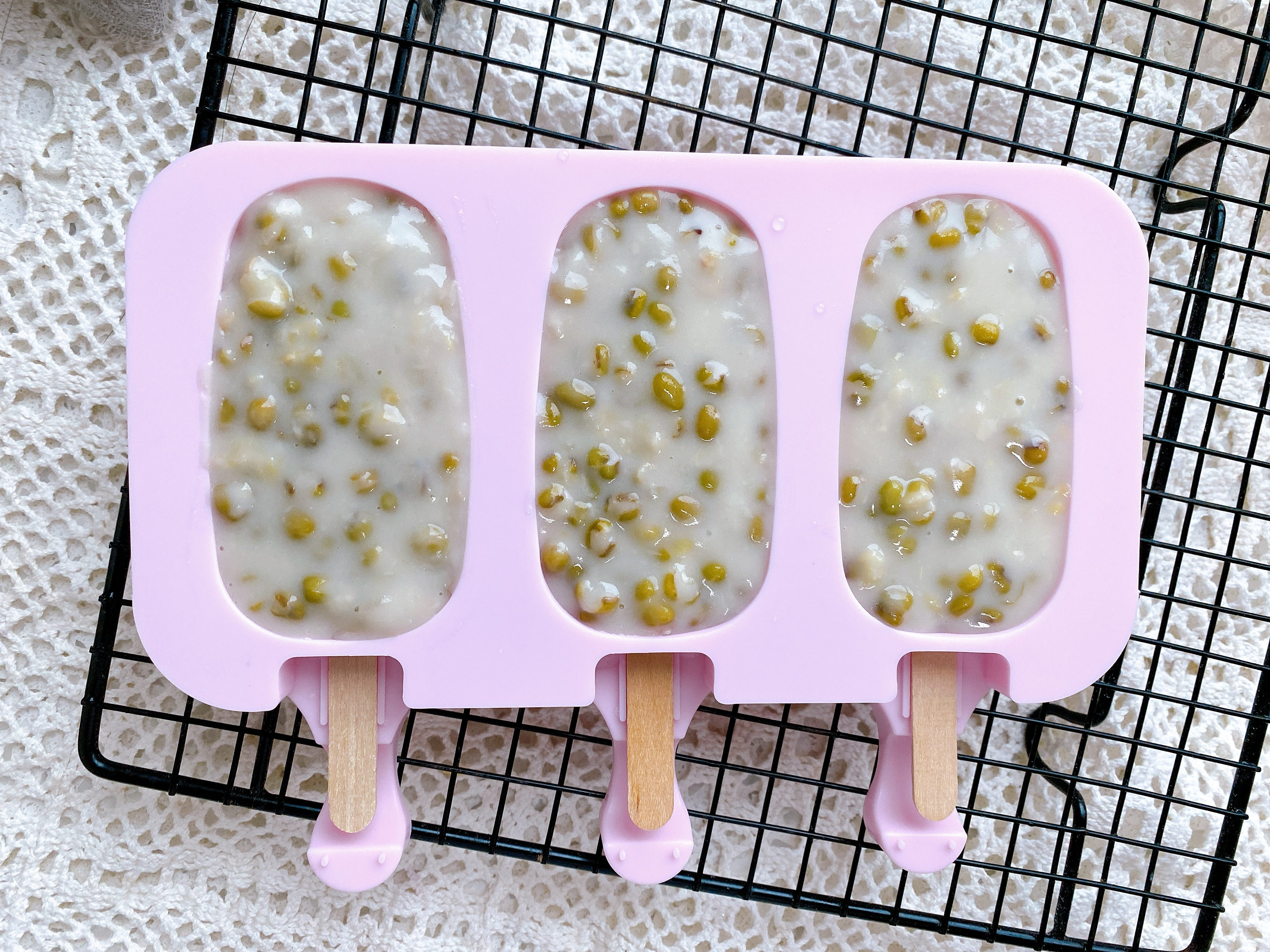 冰凉解暑的绿豆雪糕，自己在家做，香甜细腻无冰碴，小时候的味道