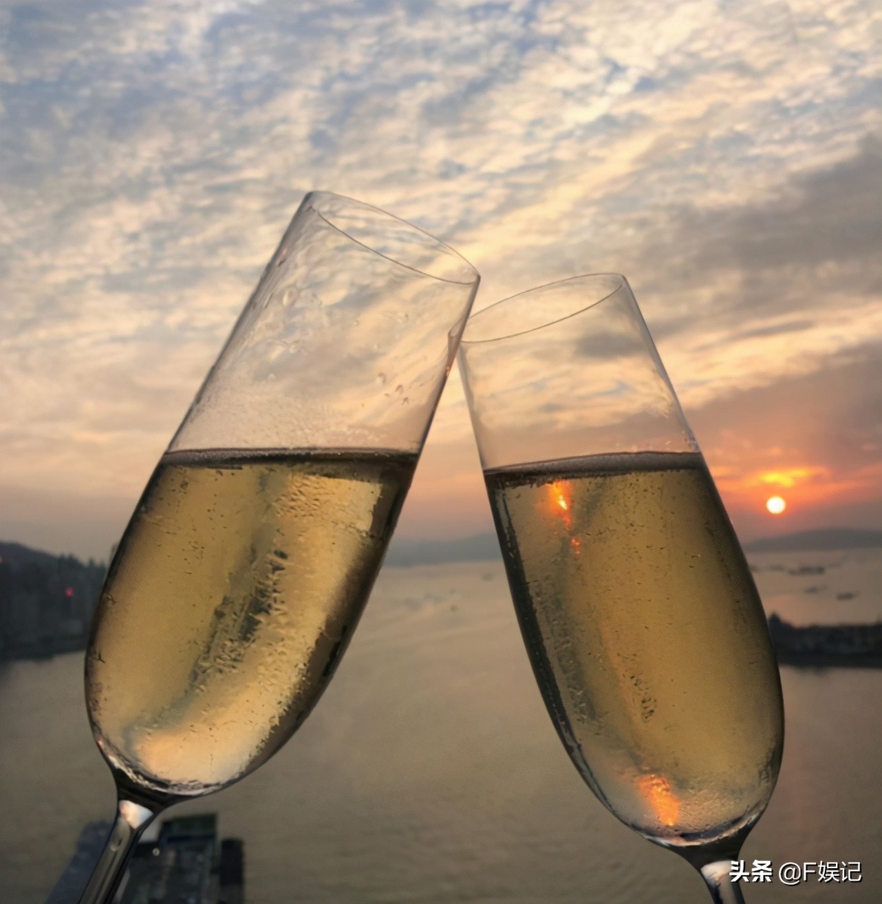 林文龍郭可盈曬恩愛合影賀戀愛26週年攜女兒甜蜜度過紀念日