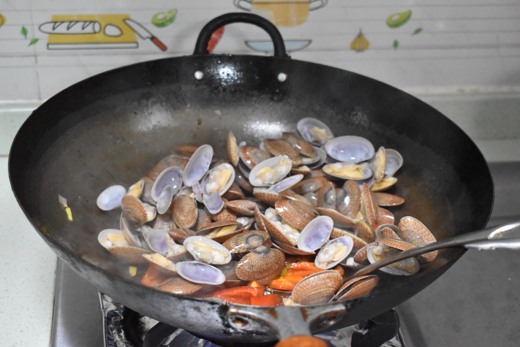 夏天吃它最鲜美，很多人第一步就做错了，这样简单炒一炒好吃营养