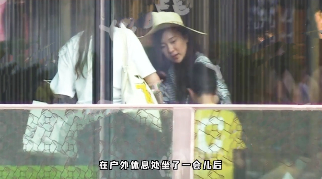 杜江一家三口出门聚餐，霍思燕素颜现身一脸幸福肥，胖出双下巴