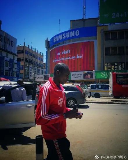 非洲黑人最时髦的衣服，可能是你扔掉的二手货