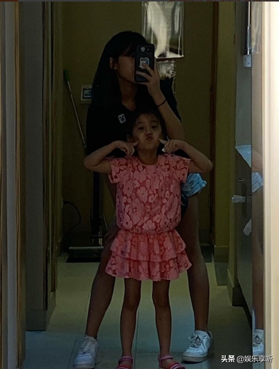 梧桐妹与两个妹妹合影，咘咘调皮做鬼脸，波妞笑到眼睛眯成一条缝