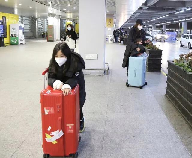 蔡少芬带三娃出行，1岁儿子见镜头露灿笑，俩女儿分担行李超懂事