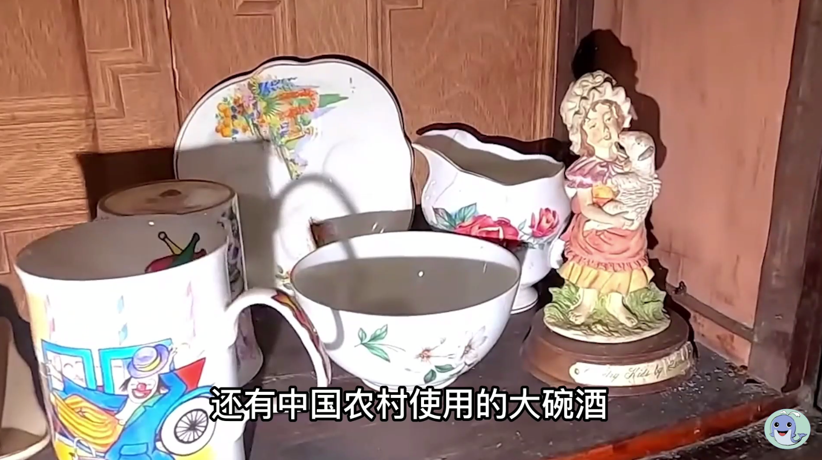 这是一栋被主人遗弃的房屋，价值180万的汽车都不要了