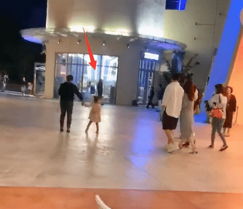 杜江一家游玩被偶遇，霍思燕手牵神秘小女孩，嗯哼抱玩具不撒手