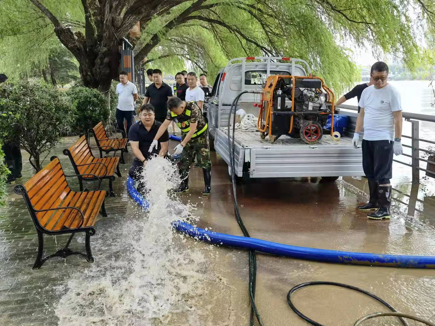 清晨起行动！500余名漯河城管展开清淤